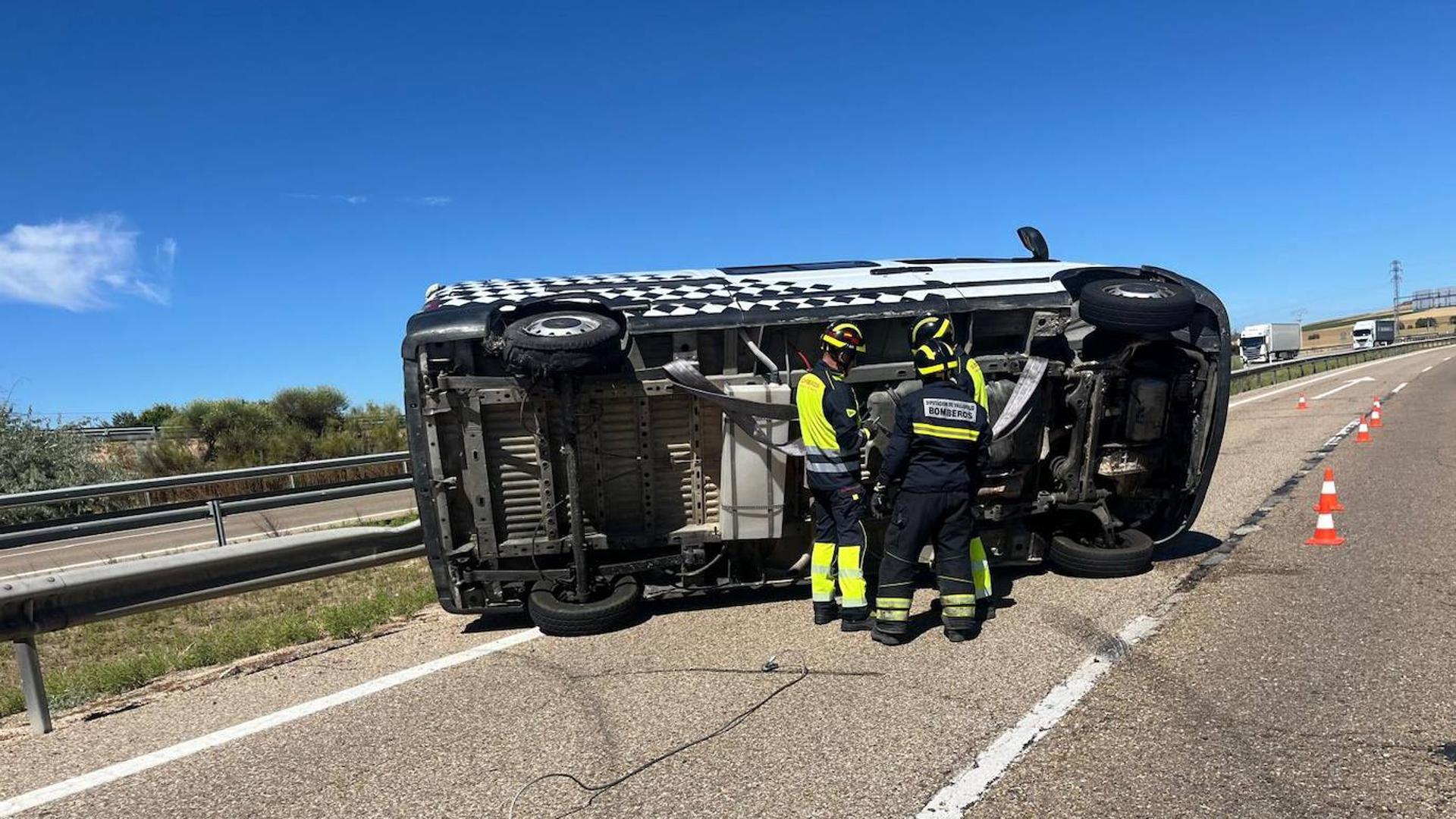 Una Mujer Sale Ilesa Del Aparatoso Vuelco De Una Furgoneta En Medina Del Campo El Norte De